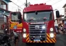 Incêndio destrói casa no Coroado e deixa família com perda total; cachorro morre